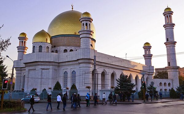 С восходом солнца мусульмане Алматы стали собираться у Центральной мечети города - Sputnik Кыргызстан