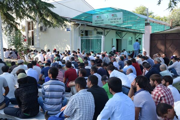 В Абхазии совершить праздничный намаз в Сухумскую мечеть пришли жители города, и репатрианты из Турции и Сирии. - Sputnik Кыргызстан