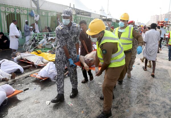 Саудовские спасатели вывозят пострадавшего в давке в Мине, Мекка. - Sputnik Кыргызстан