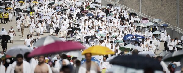Меккедеги шайтанга таш ыргытууга бараткан зыяратчылар. Архив Меккедеги шайтанга таш ыргытууга бараткан зыяратчылар. Архив - Sputnik Кыргызстан