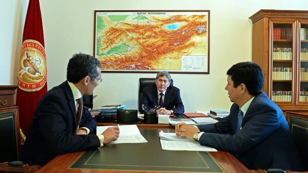 Президент Атамбаев и премьер министр Темир Сариев. Архивное фото - Sputnik Кыргызстан
