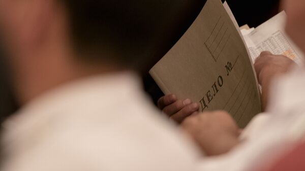 Следователь держит в руках документы  уголовного дела. Архивное фото  - Sputnik Кыргызстан