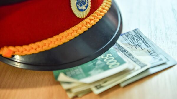 Фуражка милиционера с деньгами. Архивное фото - Sputnik Кыргызстан