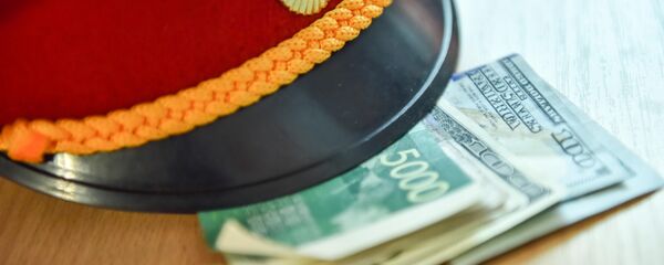 Фуражка милиционера с деньгами. Архивное фото - Sputnik Кыргызстан