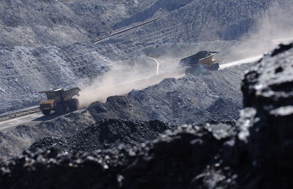 Добыча бурого угля открытым способом. Архивное фото - Sputnik Кыргызстан