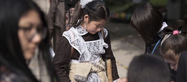 Девочки играют в шашки. Архивное фото - Sputnik Кыргызстан