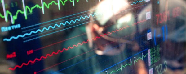 Монитор, показывающий параметры жизнедеятельности пациента во время операции. Архивное фото Монитор, показывающий параметры жизнедеятельности пациента во время операции. Архивное фото - Sputnik Кыргызстан