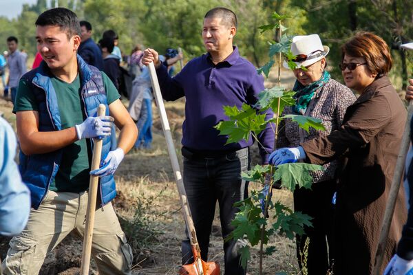 Экс-президент и горожане убрали мусор и посадили деревья в Бишкеке - Sputnik Кыргызстан
