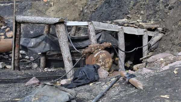 Лопата, тележка и 20 тонн — один день на шахте Жыргалан - Sputnik Кыргызстан