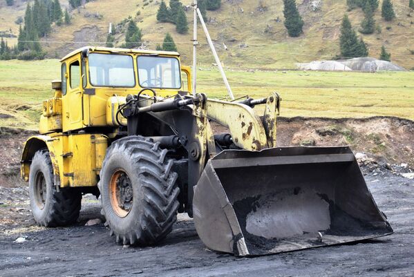 На шахте добывается мало черного золота, и погрузчики нередко стоят без дела - Sputnik Кыргызстан