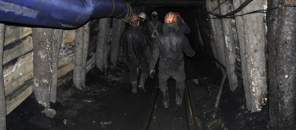 Кара алтынды казуучулар жумушка аттанууда Кара алтынды казуучулар жумушка аттанууда - Sputnik Кыргызстан