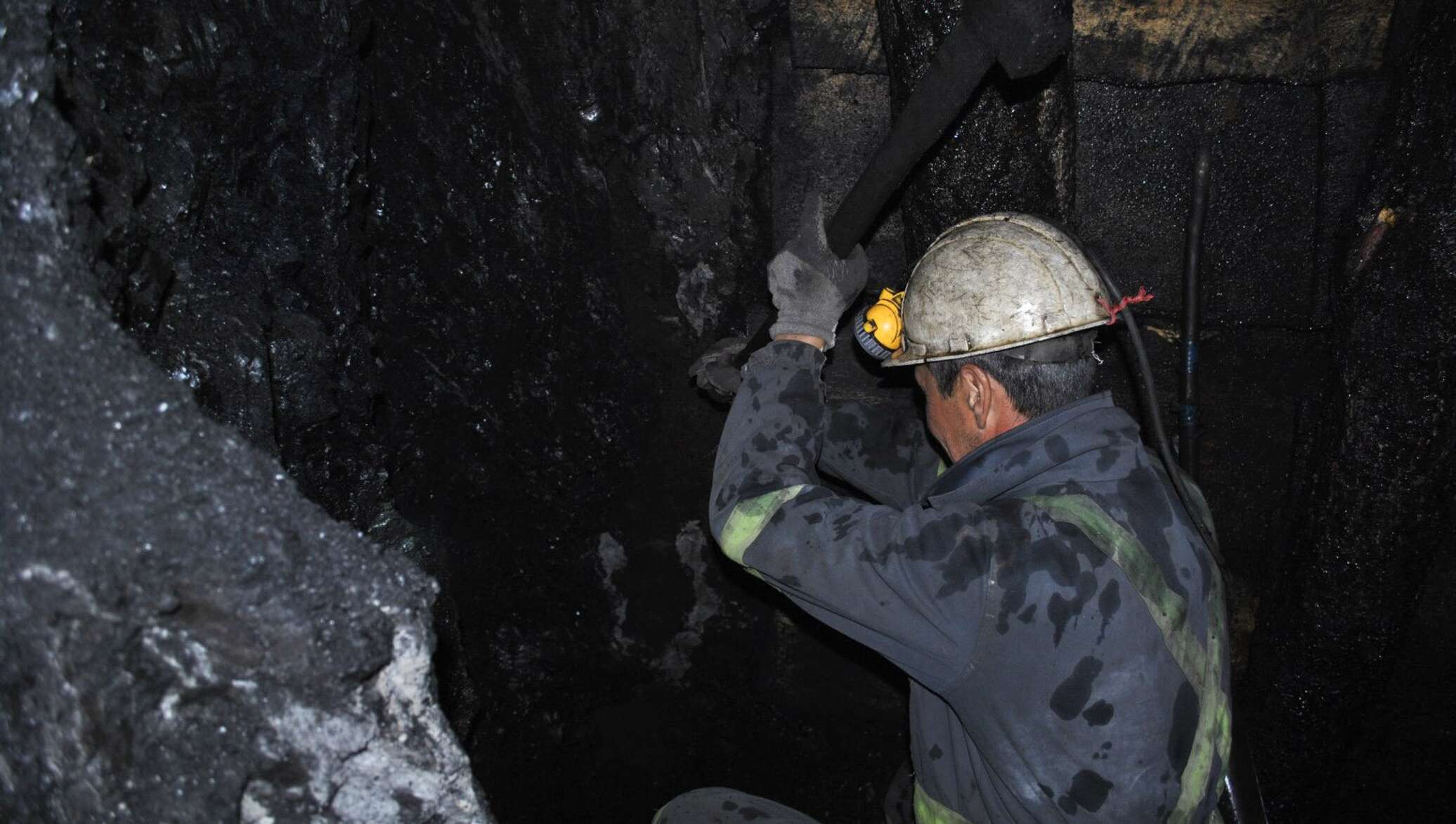 Обвал в шахте. Угольная шахта в Сулюкте. Сулюкта Кыргызстан шахта уголь. Сулюкта шахта 2 4. Добыча угля в шахте.