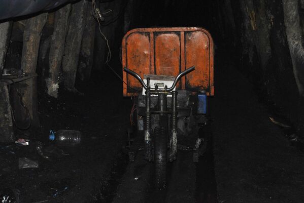 Пока конвейера нет, роль доставщика угля играет китайский мопед - Sputnik Кыргызстан