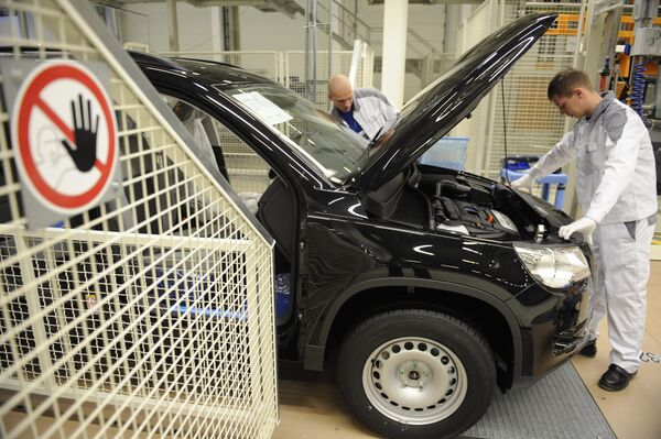 Volkswagen заводунун кызматкери автоуннаны текшерип жатат. Архив - Sputnik Кыргызстан