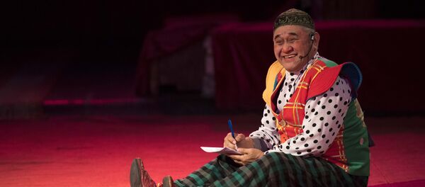 Народный артист КР Кадырбек Тажиев во время работы. Архивное фото Народный артист КР Кадырбек Тажиев во время работы. Архивное фото - Sputnik Кыргызстан