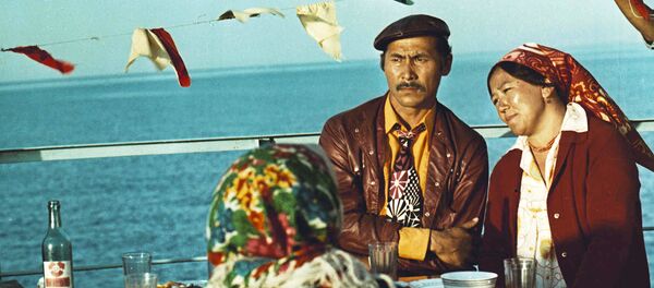 Белгилүү актёр, сүрөтчү Сүймөнкүл Чокморов менен айылдык келин - Sputnik Кыргызстан