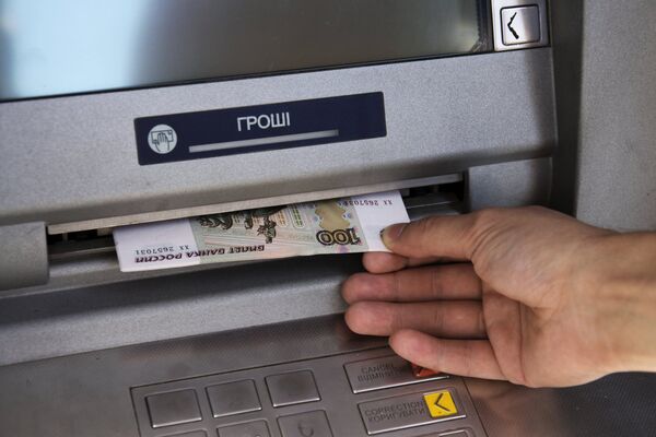 Горожанин обналичивает денежные средства в банкомате. Архивное фото - Sputnik Кыргызстан