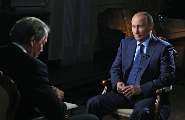 Президент РФ Владимир Путин (справа) во время интервью американскому журналисту Чарли Роузу. Архивное фото - Sputnik Кыргызстан