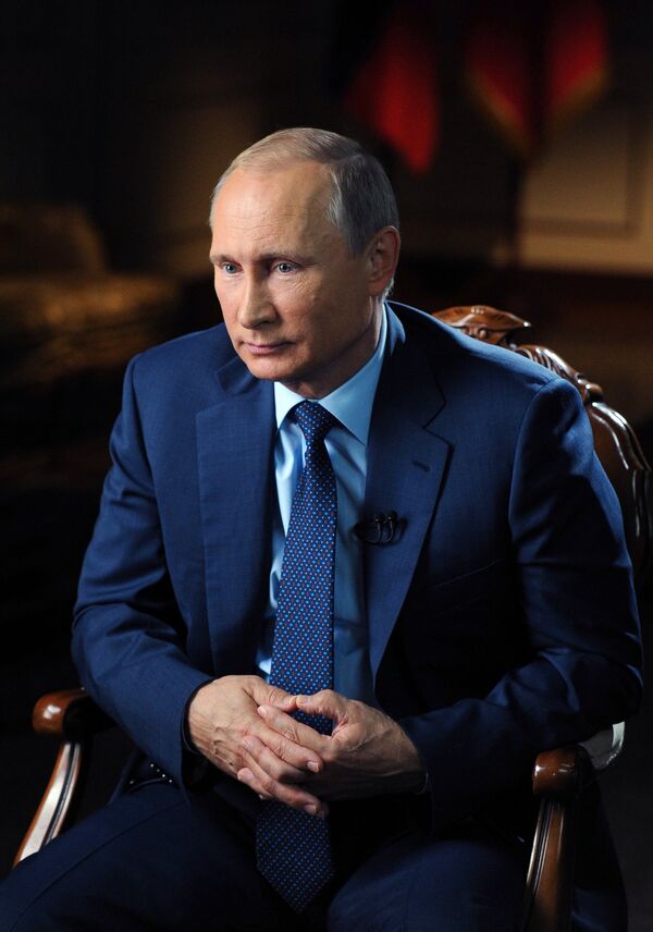 Президент РФ Владимир Путин во время интервью американскому журналисту Чарли Роузу. - Sputnik Кыргызстан