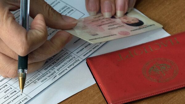 Паспорт гражданина КР на столе. Архивное фото - Sputnik Кыргызстан