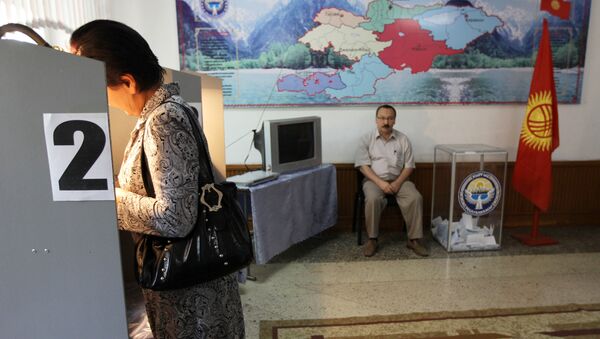 Жительница Бишкека на одном из избирательных участков. Архивное фото - Sputnik Кыргызстан