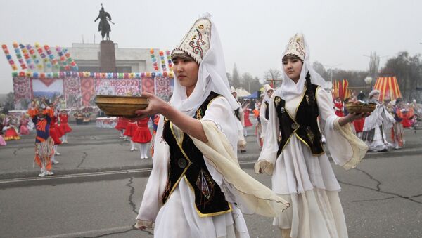 Участницы театрального представления в национальных костюмах во время празднования Нооруза. Архивное фото - Sputnik Кыргызстан