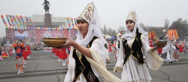 Участницы театрального представления в национальных костюмах во время празднования Нооруза. Архивное фото - Sputnik Кыргызстан