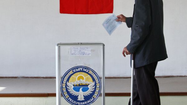 Референдум учурунда добуш берип жаткан шайлоочу. Архив - Sputnik Кыргызстан
