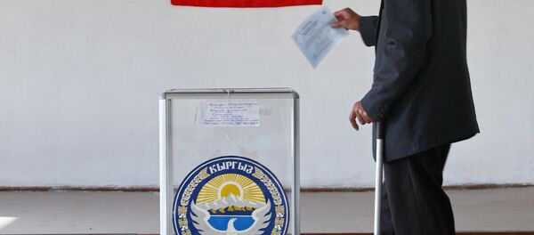 Гражданин КР во время референдума. Архивное фото - Sputnik Кыргызстан
