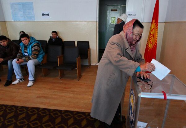 Голосование на одном из избирательных участков во время выборов. Архивное фото - Sputnik Кыргызстан
