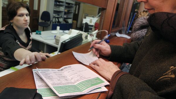 Женщина производит оплату жилищно-коммунальных услуг на почте. Архивное фото - Sputnik Кыргызстан