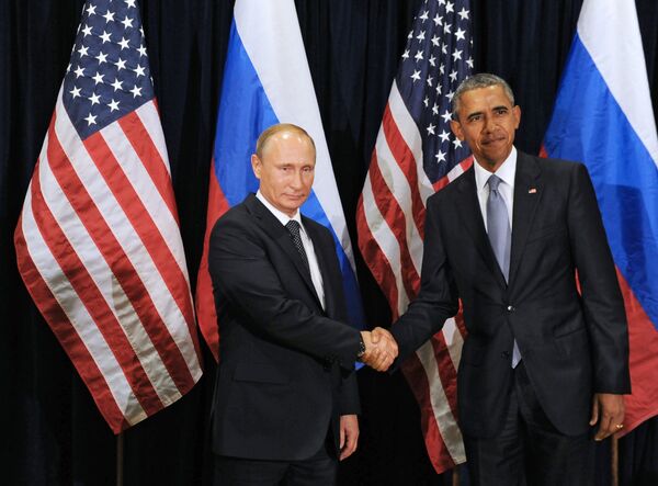 Президент России Владимир Путин (слева) и президент США Барак Обама во время встречи в рамках 70-й сессии Генеральной Ассамблеи ООН в Нью-Йорке. Архивное фото - Sputnik Кыргызстан