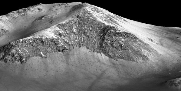Ученые нашли на Марсе воду — соленую и жидкую - Sputnik Кыргызстан