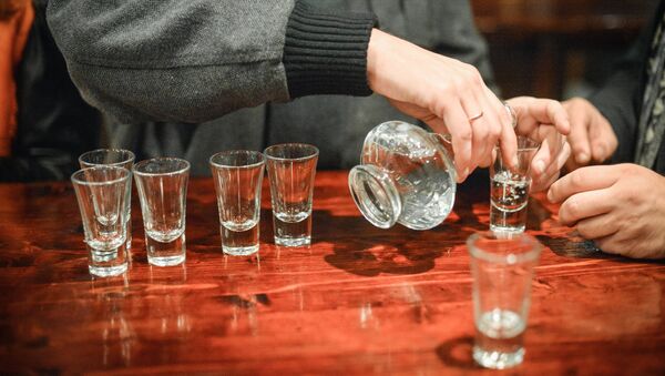 Посетитель разливает водку в баре. Архивное фото - Sputnik Кыргызстан
