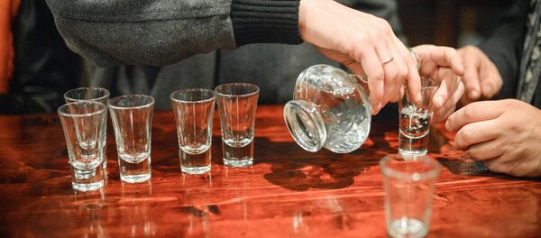 Мужчина разливает водку. Архивное фото - Sputnik Кыргызстан