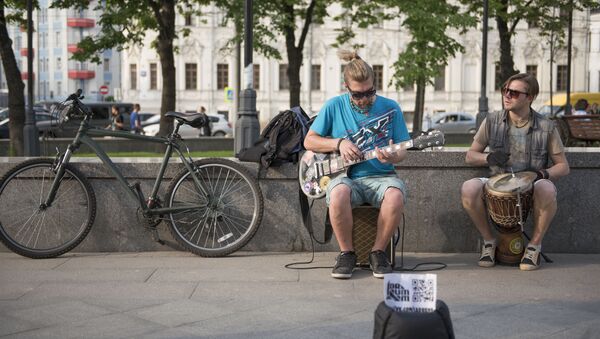 Москвичи устраивают концерт на улице. Архивное фото - Sputnik Кыргызстан