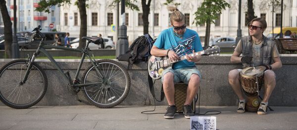Москвичи устраивают концерт на улице. Архивное фото - Sputnik Кыргызстан