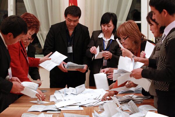Подсчет голосов на одном из избирательных участков. Архивное фото - Sputnik Кыргызстан