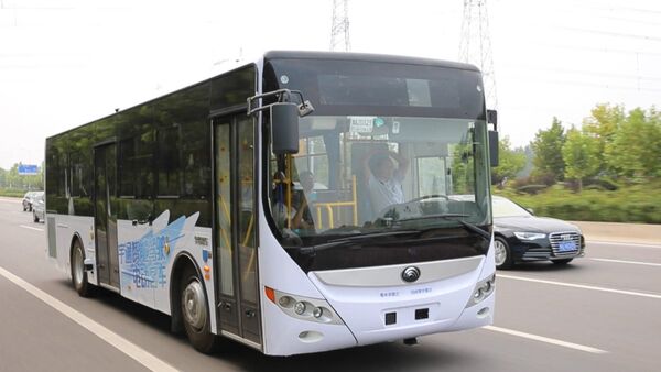 Самоуправляемый автобус провез пассажиров по загородной трассе в Китае - Sputnik Кыргызстан