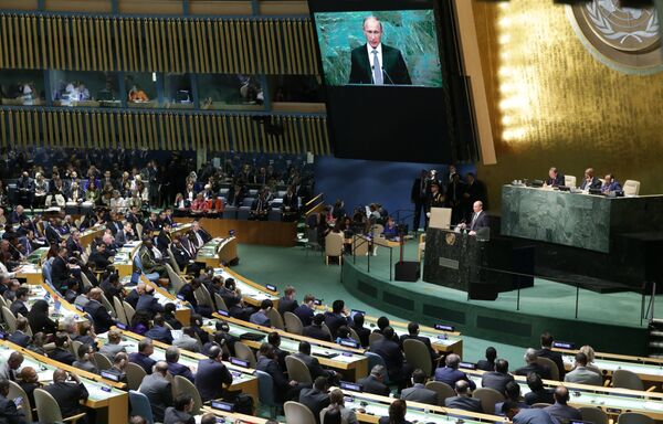 Президент России Владимир Путин выступает на пленарном заседании 70-й сессии Генеральной Ассамблеи ООН в Нью-Йорке. - Sputnik Кыргызстан