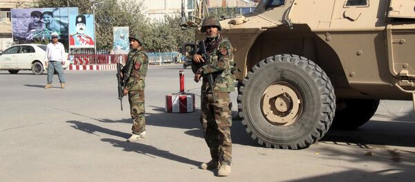 Афганские солдаты патрулируют улицы в городе Кундуз, Афганистан. Архивное фото - Sputnik Кыргызстан