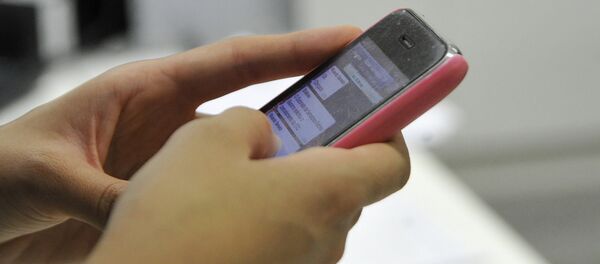 Мужчина с телефоном в руке. Архивное фото - Sputnik Кыргызстан