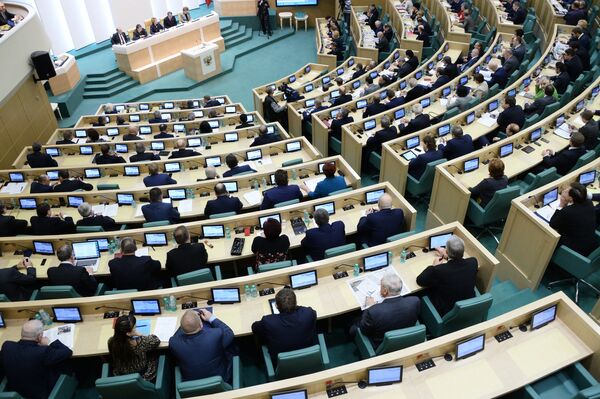 Сенаторы Совета Федерации Федерального Собрания РФ во время пленарного заседания. - Sputnik Кыргызстан