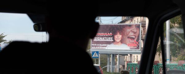 Рекламные щиты в одном из улиц Бишкека. Архивное фото - Sputnik Кыргызстан