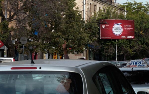 Рекламные щиты, растяжки, баннеры, мегаборды давно уже стали привычной частью столичного пейзажа. - Sputnik Кыргызстан