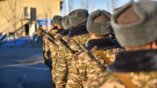 Солдаты во время службы. Архивное фото  - Sputnik Кыргызстан