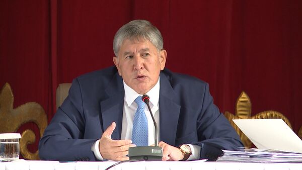 Атамбаев: жолдору салынып бүткөндөн кийин Нарын Кыргызстандын транспор - Sputnik Кыргызстан
