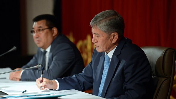 Глава государства Кыргызстана Алмазбек Атамбаев во время рабочей поездки по Нарынской области - Sputnik Кыргызстан