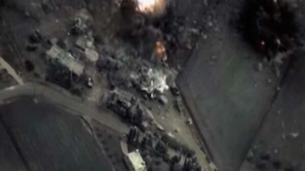 Минобороны РФ опубликовало видео бомбежки штабов ИГ в Сирии - Sputnik Кыргызстан