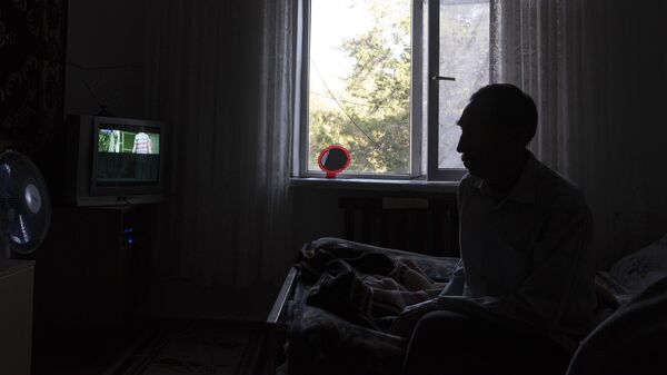 Мужчина в комнате в доме-интернате для престарелых. Архивное фото - Sputnik Кыргызстан